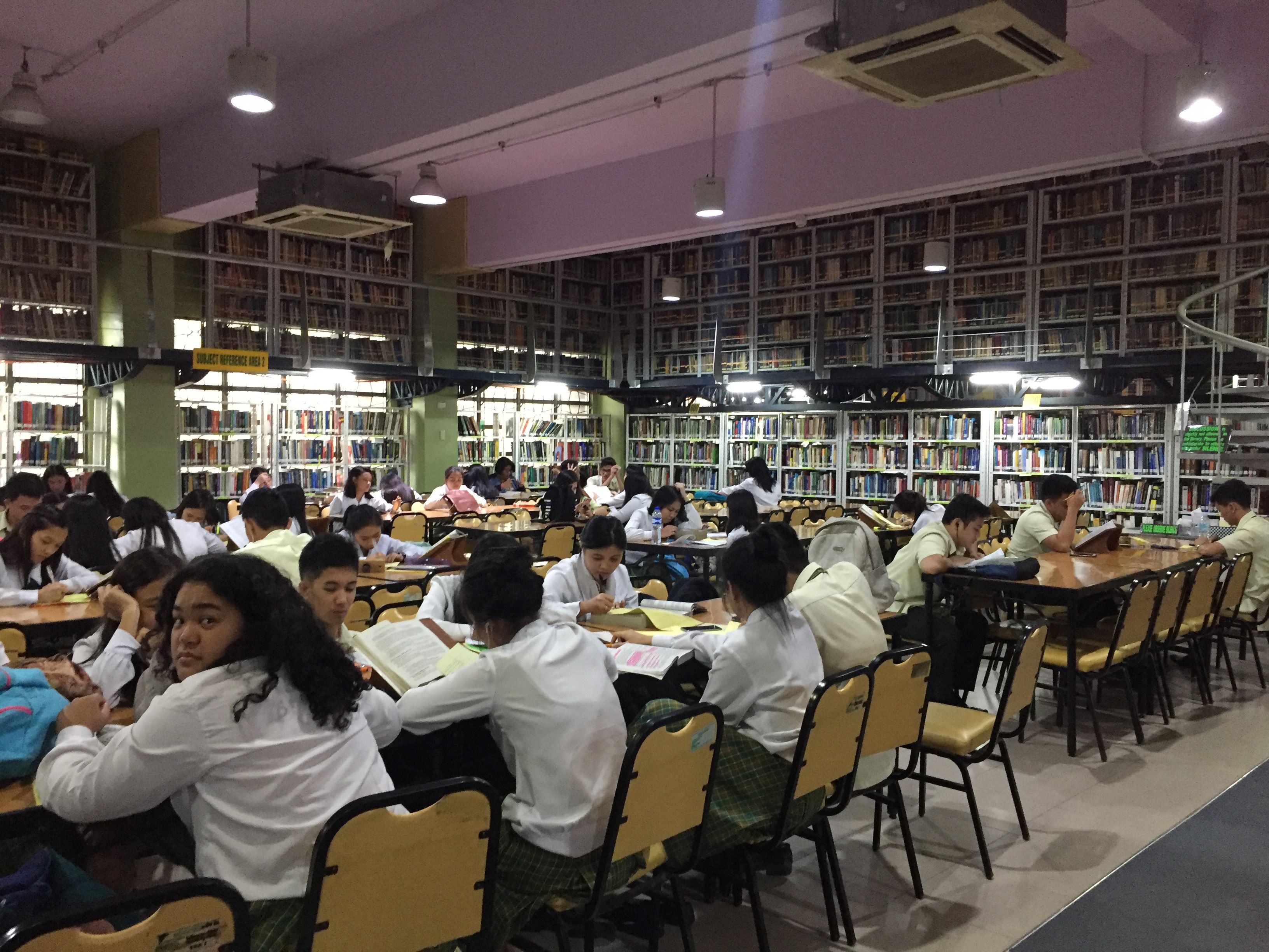 フィリピンの大学の図書館