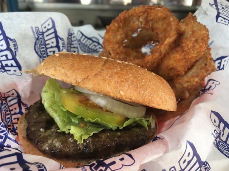 セブで気軽に立ち寄れるローカルバーガー・The Burger Joint ササセブ